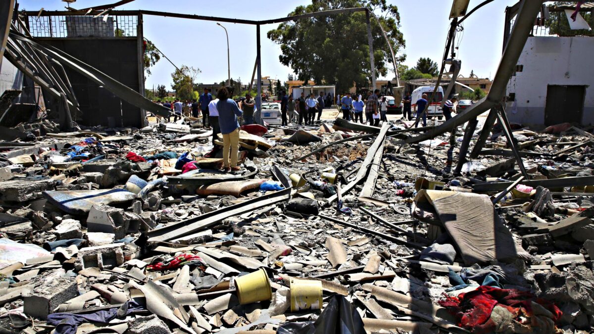 In Libia bombardano gli immigrati e sui missili c’è il timbro di Parigi