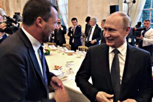 C’è una manina renziana dietro la panna montata dei soldi di Putin alla Lega