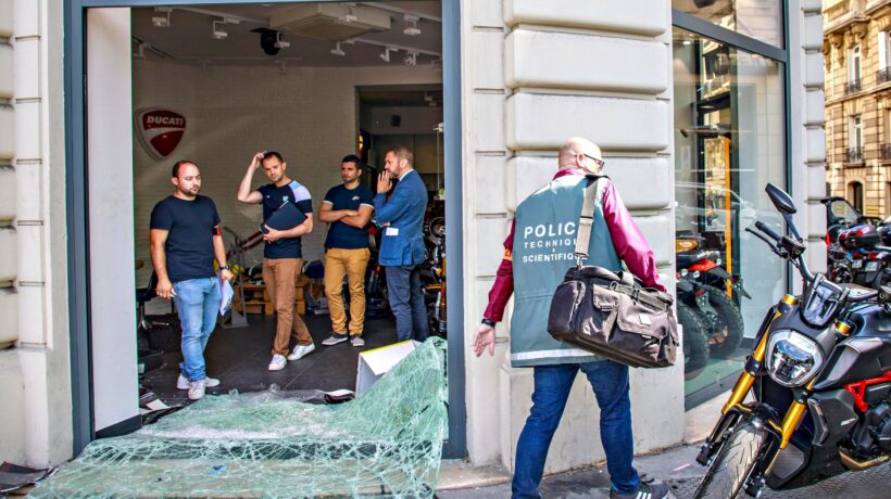 L’Algeria va avanti in Coppa d’Africa. I tifosi fanno razzia in centro a Parigi