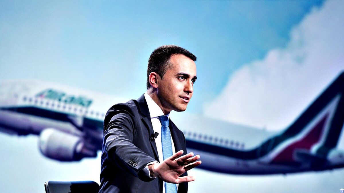 Autostrade alla fine entra in Alitalia e salva la poltrona al ministro Di Maio