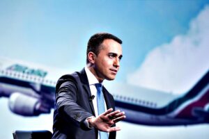 Autostrade alla fine entra in Alitalia e salva la poltrona al ministro Di Maio