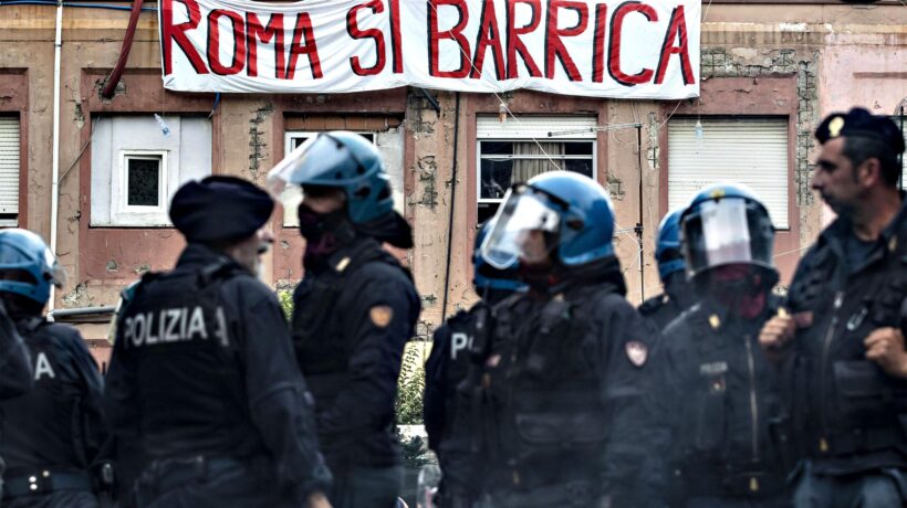 Gli abusivi in guerra contro lo sgombero del palazzo occupato