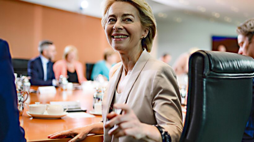 Ursula guidava un esercito armato con mitra di legno