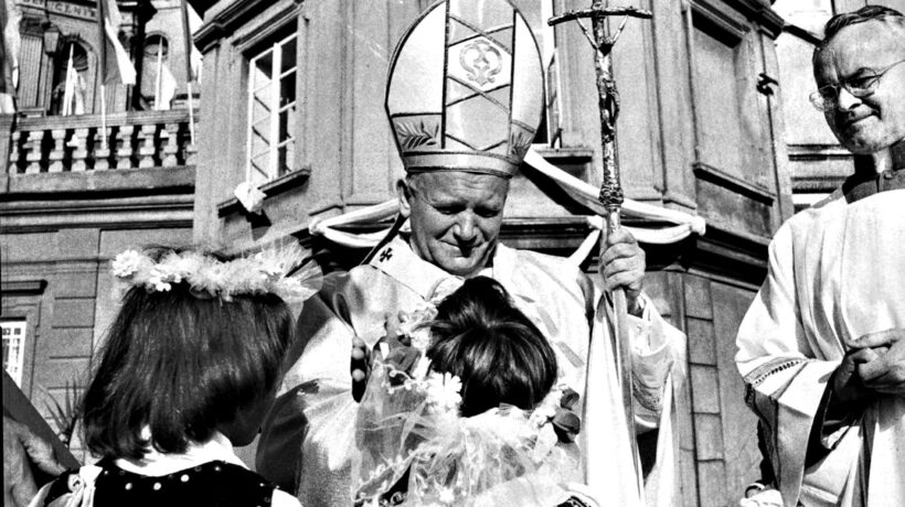 Wojtyla «tradito». Gli studenti scrivono al capo dell’istituto