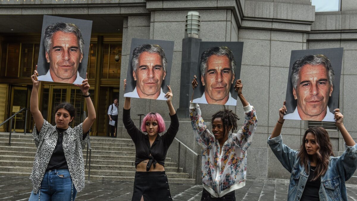 Lo strano suicidio di Jeffrey Epstein, ricchissimo e folle re delle molestie