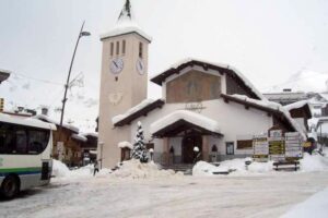 Il prete di Cervinia: «Sovranisti come Hitler»