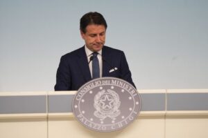 Il partito dei perditempo cerca un premier. Conte bis in pole position