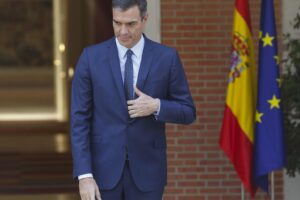 Sánchez fa il buono, ma è più duro di Salvini