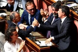 Il Rottamatore ruba la scena a Zingaretti. E usa l’inciucio per riprendersi il Pd