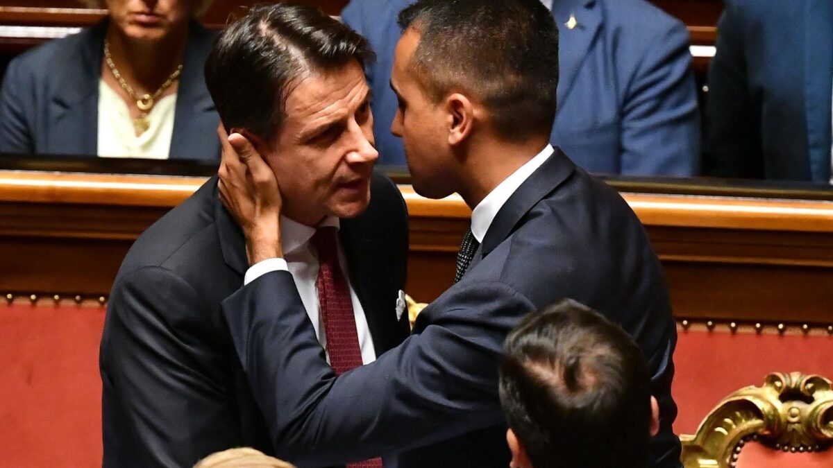 Il M5s prende a cannonate Salvini: «Siamo con Conte, una perla rara»