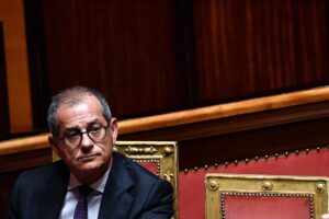 Tria tesse in silenzio la sua tela per entrare nel futuro esecutivo