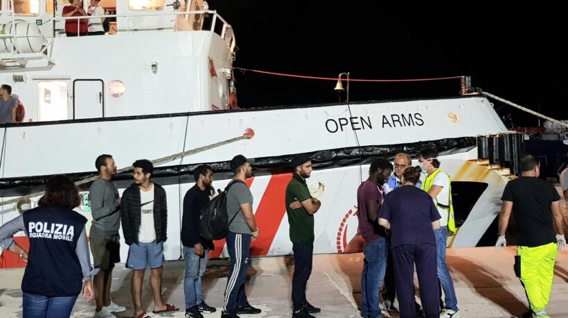 Il tribunale decide: porte aperte agli immigrati che si fingono gay