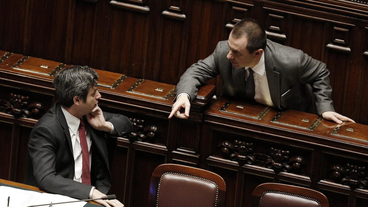 Il Pd si gioca la finta rissa coi grillini per finire la resa dei conti in casa