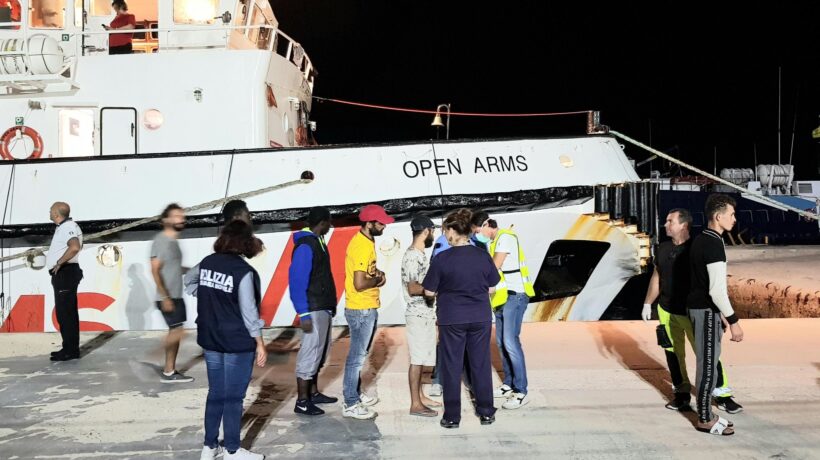È il solito copione. La Procura sequestra Open arms e ordina: «Migranti a terra»