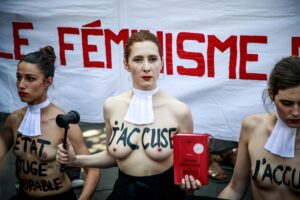 Macron recluta come consulente la Femen che profanò Notre Dame