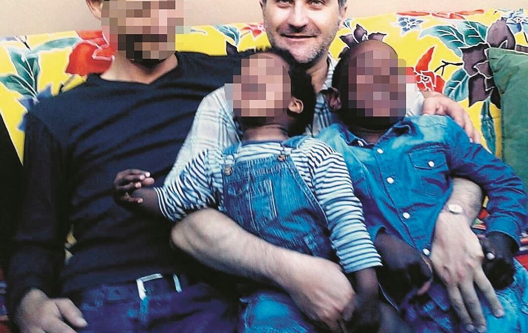 «È forte il sospetto che sia un’adozione gay»