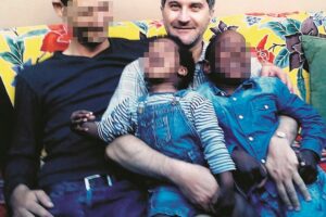 «È forte il sospetto che sia un’adozione gay»