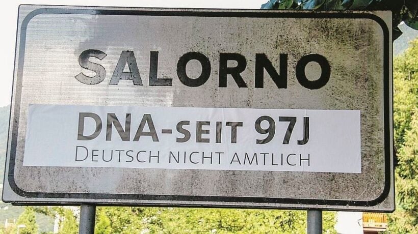 Protesta anti italiana. Gli Schützen coprono i cartelli stradali