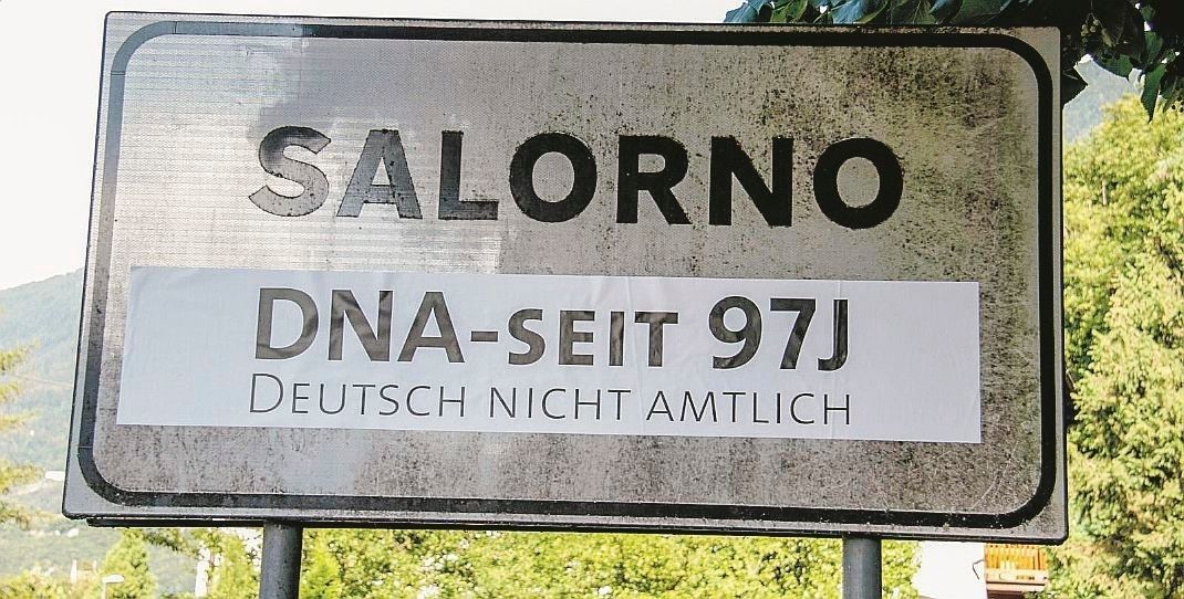 Protesta anti italiana. Gli Schützen coprono i cartelli stradali