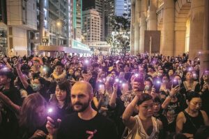 La Cina da sola contro il mondo invia 10.000 militari a Hong Kong
