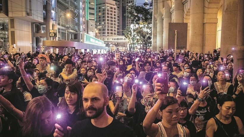 La Cina da sola contro il mondo invia 10.000 militari a Hong Kong