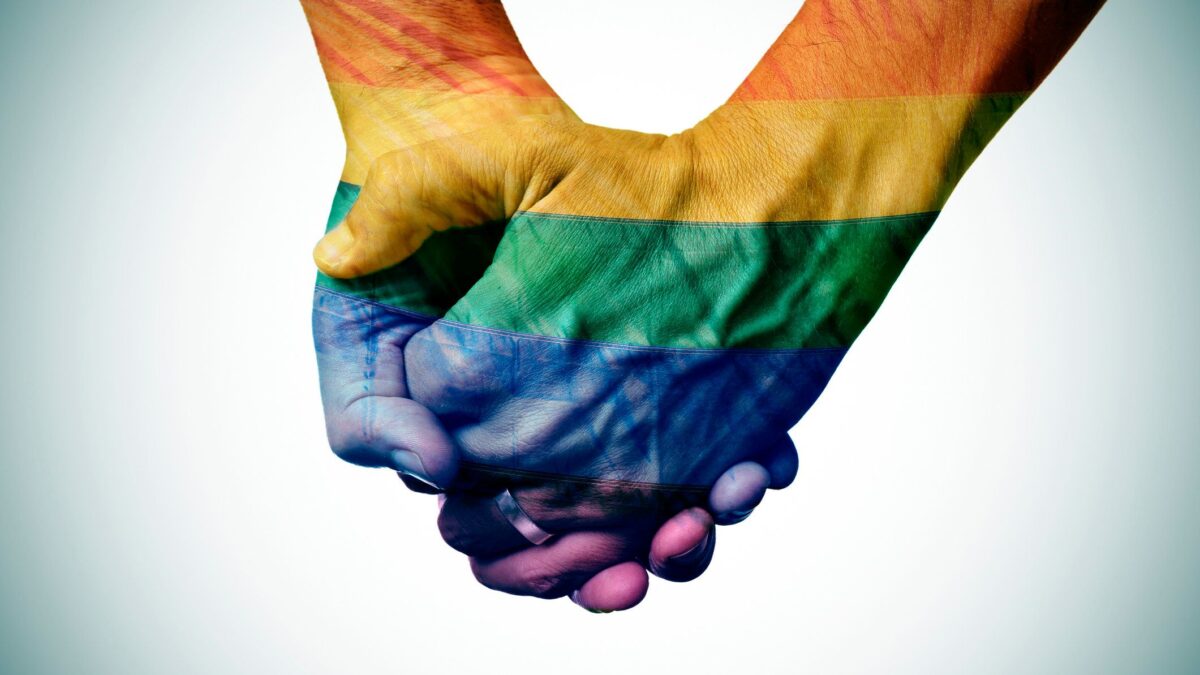 Dietro le adozioni ai single ci sono quelle gay