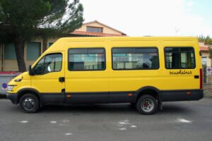 Ubriaco, ribaltò lo scuolabus. Patente ridata