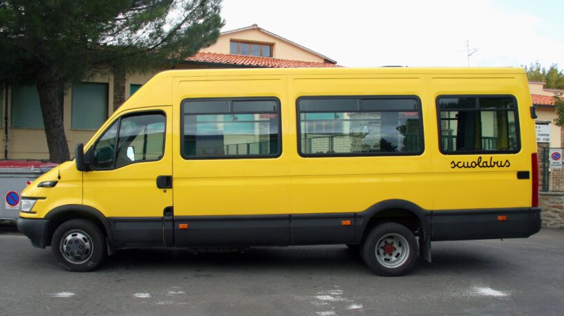 Ubriaco, ribaltò lo scuolabus. Patente ridata