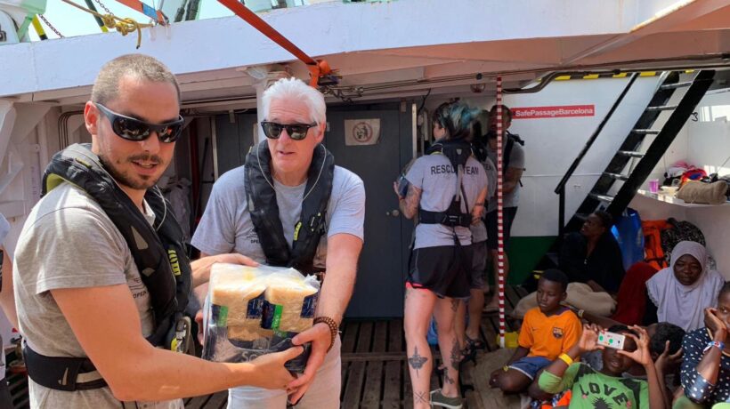Il porto è chiuso? Apre il red carpet. Set tra i migranti per Richard Gere