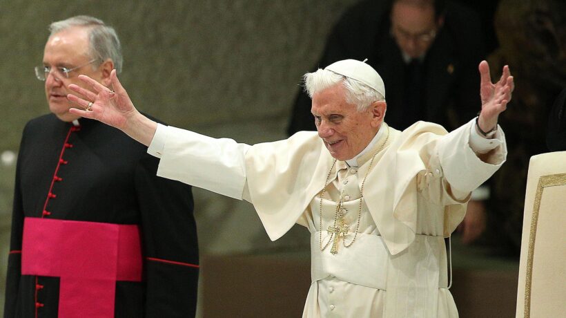 Per fortuna che Ratzinger c’è e fa sentire la sua voce: «I teologi non parlano di Dio»