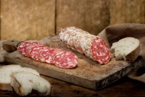 L’aperitivo lombardo: i cocktail  incontrano i salumi della tradizione