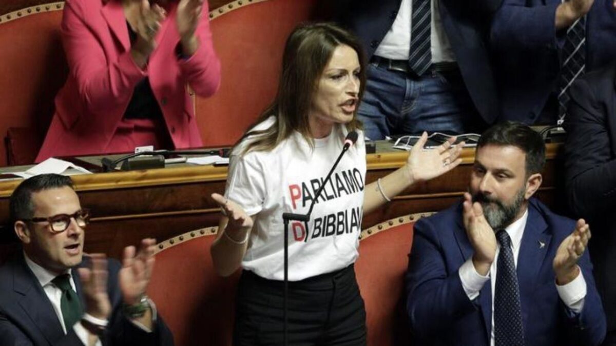 Il Pd vuole il bavaglio per chi indossa le t-shirt su Bibbiano