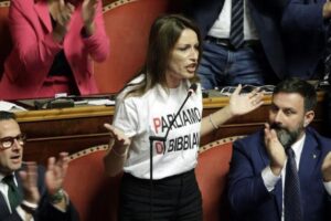 Il Pd vuole il bavaglio per chi indossa le t-shirt su Bibbiano