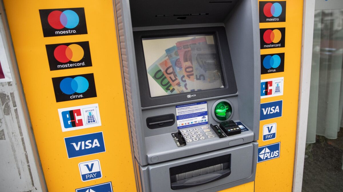 A Bankitalia i nomi di chi preleva e versa oltre 10.000 euro al mese in contanti