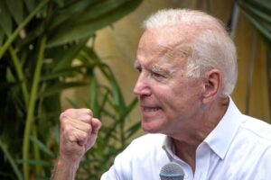 Dietro gli attacchi di Biden a Trump c’è sempre un po’ di intelligence