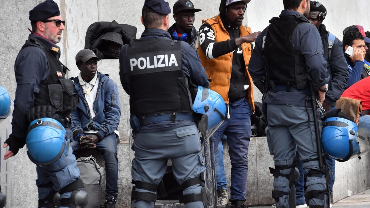 Nigeriano libero di accoltellare ma si vuole schedare chi vota Lega