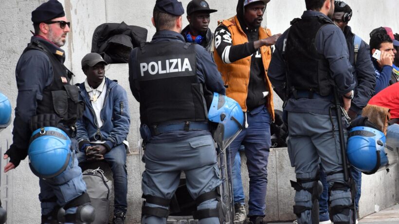 Nigeriano libero di accoltellare ma si vuole schedare chi vota Lega