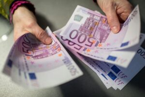 La battaglia contro il contante farà la guerra agli italiani