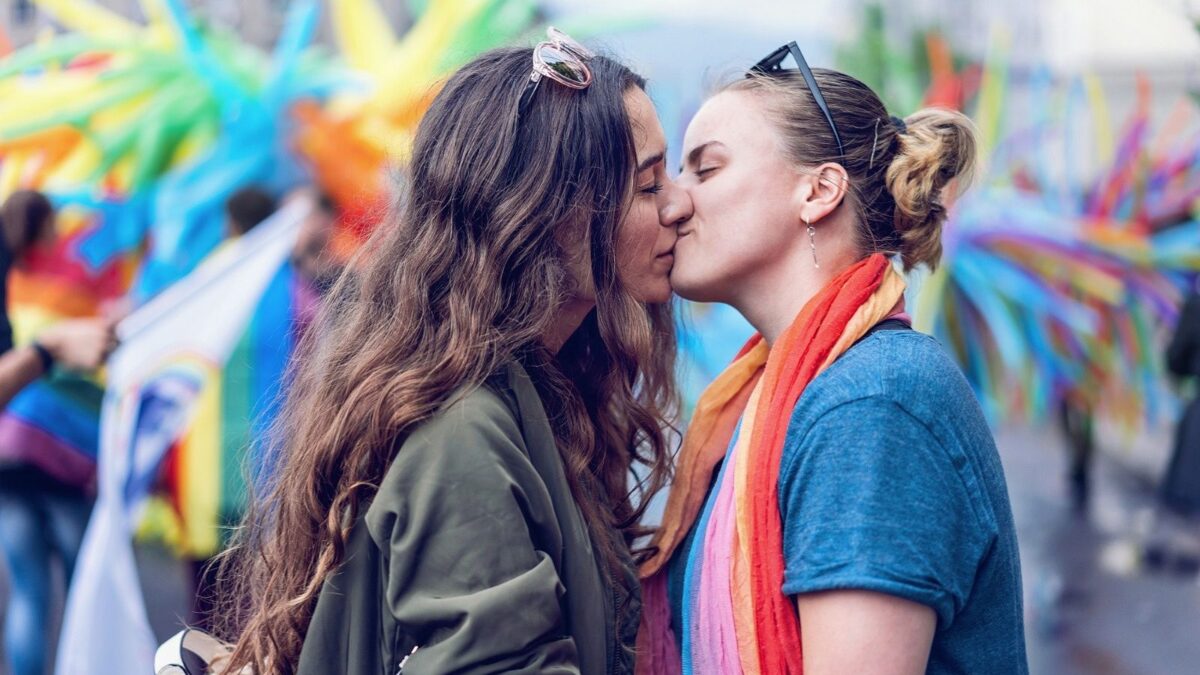 Crolla un mito: «Gay non si nasce». L’omosessualità non dipende dai geni