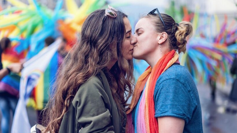 Crolla un mito: «Gay non si nasce». L’omosessualità non dipende dai geni