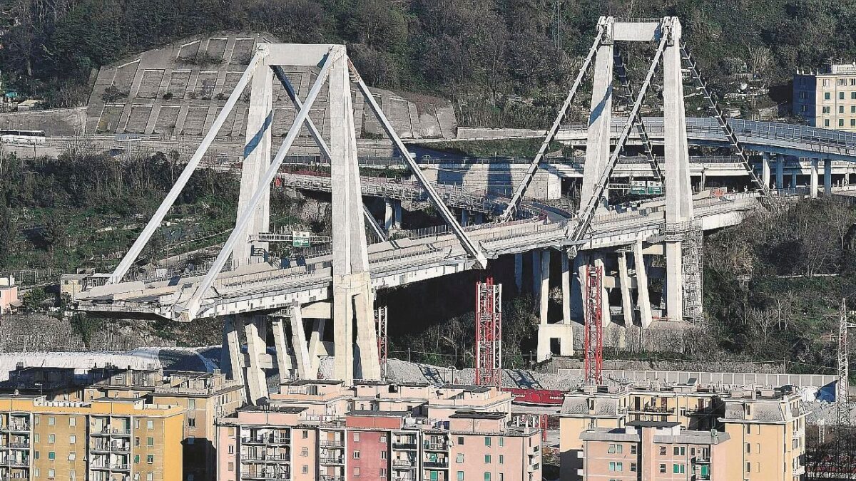Autostrade crolla in testa al governo. Di Maio all’attacco, dem in imbarazzo