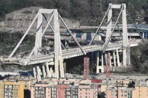 Autostrade crolla in testa al governo. Di Maio all’attacco, dem in imbarazzo