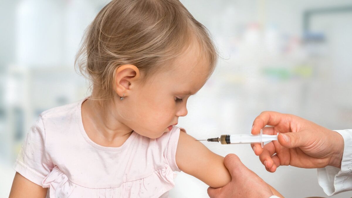 Bambini e Regioni in pieno caos per i vaccini