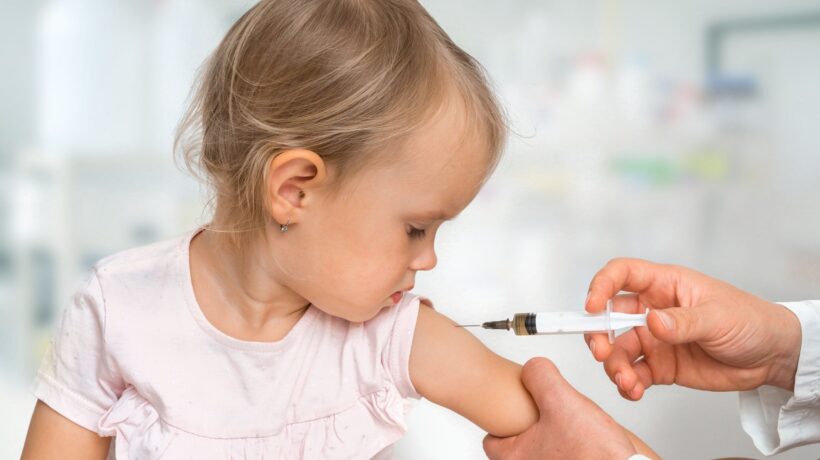 Bambini e Regioni in pieno caos per i vaccini