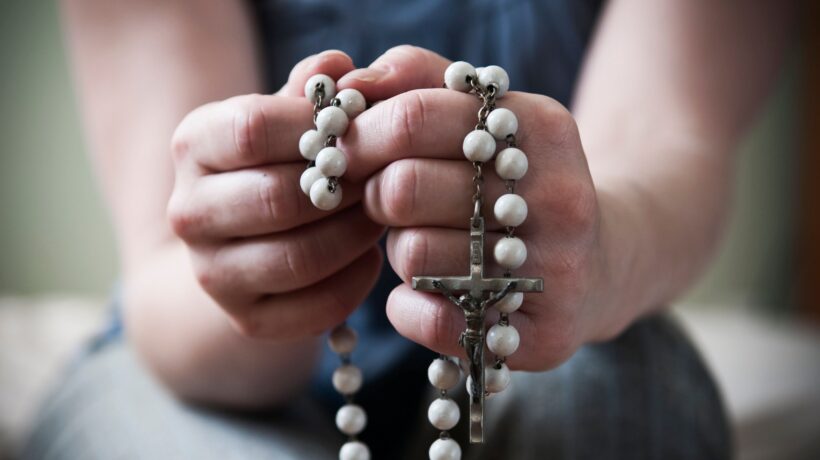 Fedeli in piazza col rosario in mano per arrestare la crisi della Chiesa