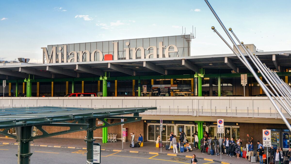 Festa a Linate con i migliori piloti acrobatici del mondo, mille chitarre, mongolfiere e le Frecce Tricolori