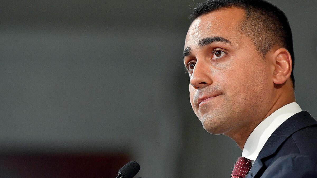 Di Maio rinuncia a Palazzo Chigi. Ma in cambio punta a Esteri o Difesa