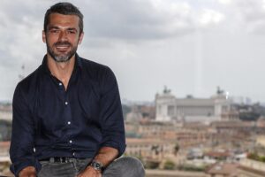 «Ha cura della casa». Argentero in croce per un complimento alla sua innamorata