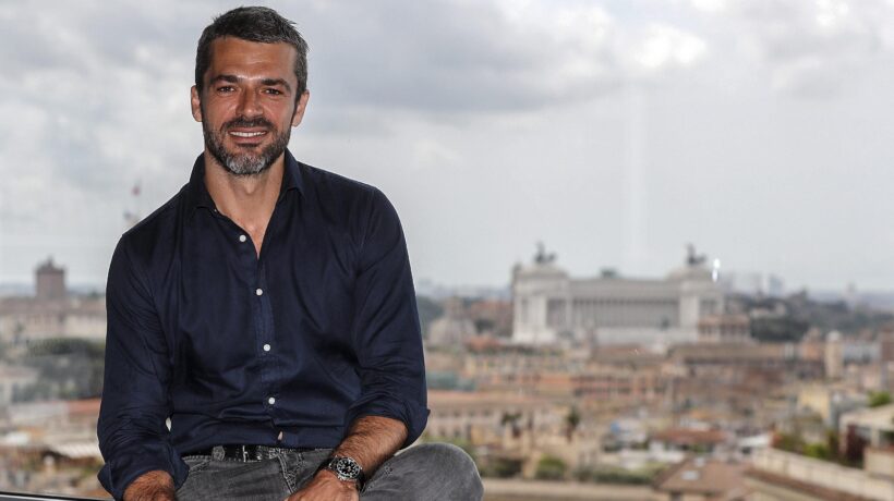 «Ha cura della casa». Argentero in croce per un complimento alla sua innamorata