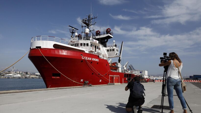 La Ocean Viking ora ci ha preso gusto. Le Ong caricano altri 109 migranti